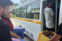 Se entregaron 9 cajas grandes, principalmente con leche, comida seca, artículos de aseo y de limpieza.