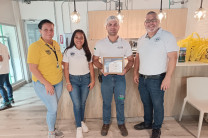 Se realizó entrega de un reconocimiento de agradeciendo a la Empresa Panameña de Alimentos (EPA).