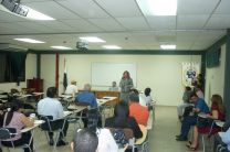 Secretaria Académica del Centro Regional de Veraguas haciendo entrega de horario
