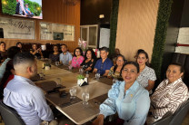 Dra. Lineth Alaín de Meier, entrega obsequios a las secretarias de la Dirección 