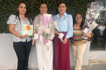 Dra. Lineth Alaín de Meier, entrega obsequios a las secretarias de la Direcciónn 
