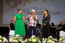 Y no podía faltar los artistas del patio como la presentación del compañero Víctor Bustamante 