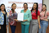 Entrega de certificado a la Mgtr. Johany Del C. Rodríguez, en reconocimiento por su participación como facilitadora en la capacitación “Secretarias con Poder: Valor, Equilibrio y Bienestar”. Entrega de certificado a la Mgtr. Johany Del C. Rodríguez, en reconocimiento por su participación como facilitadora en la capacitación “Secretarias con Poder: Valor, Equilibrio y Bienestar”.