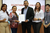 Entrega de certificado al Licdo. Gilberto Villarreal, en reconocimiento por su participación como facilitador en la capacitación “Secretarias con Poder: Valor, Equilibrio y Bienestar”. Entrega de certificado al Licdo. Gilberto Villarreal, en reconocimiento por su participación como facilitador en la capacitación “Secretarias con Poder: Valor, Equilibrio y Bienestar”.