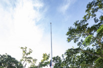 Izada de la bandera La estudiante Andrea Somoza iza la bandera de inicio del segundo semestre 2025.
