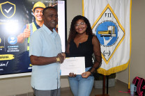 Entrega de Certificado de Agradecimiento a la expositora, Daymil Rodríguez.