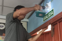 Instalación de nuevas señalizaciones fotoluminiscentes en la ruta de evacuación.