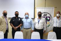 Autoridades Universitarias y expositor de la Policía Nacional.