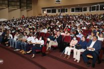 Estudiantes y autoridades de la UTP, participan de la inauguración.