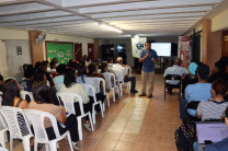 El Dr. Víctor Peñafiel explicando el tema de las ETS.