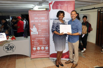 Entrega de certificado por parte de la Lcda. Evet Clachar, directora del Centro.