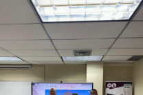 El Dr. Gustavo Guardo Zabaleta, expositor del seminario internacional Dinámica de Fluidos Computacional, recibió un certificado de participación de manos de los doctores Félix Henríquez, director del CINEMI y Orlando Aguilar, Decano de la FIM.