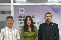Se observa en la foto a la directora de Relaciones Internacionales de la UTP, Mgtr. Mabel Del CID junto al Dr. Gustavo Guardo Zabaleta, expositor del seminario Dinámica de Fluidos y al Dr. Félix Henríquez, director del CINEMI.