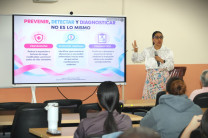Dra. Argelis Aguilar, de la Policlínica San Juan de Dios, durante la capacitación sobre prevención y detección temprana del cáncer de mama y de próstata. Dra. Argelis Aguilar, de la Policlínica San Juan de Dios, durante la capacitación sobre prevención y detección temprana del cáncer de mama y de próstata.