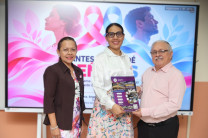 Entrega de certificado por parte del Mgtr. Ismael Batista, director del Centro Regional de Azuero, a la Dra. Argelis Aguilar, de la Policlínica San Juan de Dios, en presencia de la Mgtr. Iris M. Higuera Valdés, del Departamento de Recursos Humanos de la UTP-Sede Azuero, como reconocimiento a su participación en la jornada de sensibilización. Entrega de certificado por parte del Mgtr. Ismael Batista, director del Centro Regional de Azuero, a la Dra. Argelis Aguilar, de la Policlínica San Juan de Dios, en presencia de la Mgtr. Iris M. Higuera Valdés, del Departamento de Recursos Humanos de la UTP-Sede Azuero, como reconocimiento a su participación en la jornada de sensibilización.