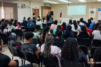 Dra. Lineth Alain de Meier, Directora del Centro Regional de Panamá Oeste, dio las palabras de bienvenida a los estudiantes que participan de la sesión. 