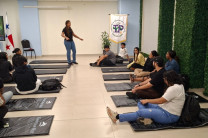 Sesión de relajación orientada por la Lcda. Amelia Kentish, psicóloga de la DNOP.