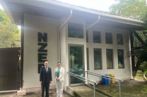  Dr. Luis Aaron Martínez, Investigador Líder del proyecto Edificio Energía Neta Cero (NZEB) en la UCA, en compañía de la Dra. Dafni Mora.