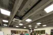 En compañía del Decano de la Facultad de Ingeniería y profesores, la Dra. Dafni Mora conoce los laboratorios.