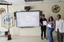 Estudiantes César Vigil, Leonardo Marciaga y Sabrina de Gracia, del equipo ganador.