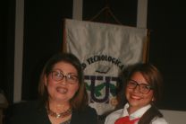 Dra. Zoila de Castillo recibe certificado de participación 