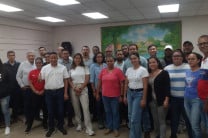 Primera foto grupal de los participantes del Diplomado: Diseño e instalación de sistemas fotovoltaico – aislado y conectados a la red, en un evento presencial del quinto módulo, junto al expositor, al director y al administrador del diplomado.