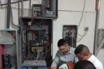 El Ing. Luis Mogollón, facilitador del módulo 5 del diplomado realiza la forma de cómo se debe instalar un analizador trifásico en redes eléctricas, ante la presencia de los participantes.