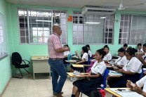 Mgtr. Javier Herrera, docente del Centro Regional de Panamá Oeste, acompaña al personal del SIU a la promoción de las carreras. 