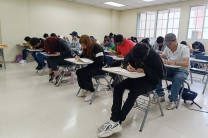 Estudiantes desarrollan pruebas de admisión en la UTP.