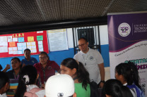 Stand de la UTP en el Colegio Secundario de Guabito. Personal de la UTP.