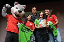 Los ganadores de las trivias posaron junto a los personajes de TV MAX 