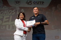 El exjugador Blas Pérez recibe certificado de participación de la manos de la rectora Laguna.