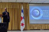 Estudiante Enrique Moreno, exponiendo su proyecto final.