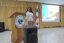 Estudiante Karen, exponiendo su proyecto final.