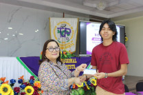 Subdirectora Académica, Itzel Loo entrega de certificado 