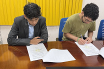 Estudiantes Seleccionados firman convenio de becas. 