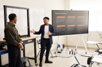 Los estudiantes Calvo y Hardy durante su presentación. Los estudiantes Calvo y Hardy durante su presentación.