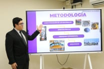 Estudiante Kevin Batista sustentando su estudio