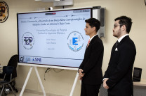 Estudiantes Javier Arroyo y Carlos Peralta de la carrera Ingeniería Electromecánica.