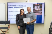 El Ing. Abdiel Saavedra, subdirector de Vida Universitaria, hizo entrega de certificado de reconocimiento a la Lcda. Cedeño.