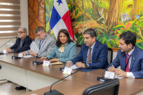 La Dra. Laguna junto a autoridades de la AAC, OACI, AGA y Tocumen S.A.