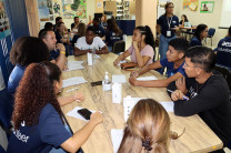 Voluntarios de AES Panamá orientando a los estudiantes.