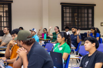 Durante la jornada, estudiantes, docentes e investigadores abordaron aspectos relacionados con la estructura del artículo científico, la redacción académica, la organización de resultados, la citación y el manejo de referencias bibliográficas.