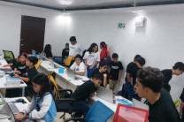 Como cierre, se realizó una competencia por equipos en la que los estudiantes pusieron en práctica lo aprendido mediante retos de programación y control del robot, fortaleciendo habilidades como el trabajo colaborativo, la creatividad y la resolución de problemas.