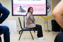 Prácticas de respiración La locutora comercial Jennifer López, de Voice Talent Panamá realiza ejercicios de respiración