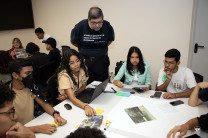 El profesor Víctor López guiando a sus estudiantes.