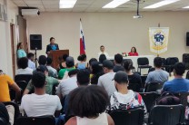 Dra. Lineth Alain, Directora del Centro Regional de Panamá Oeste, da la bienvenida a la obra de teatro.