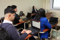 Estudiantes participan de talleres prácticos. 