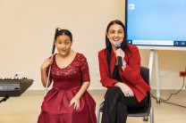 La Lcda. Arce junto a la estudiante Milagros Salcedo.