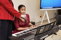 La estudiante Salcedo tocó el piano y canto para el público.